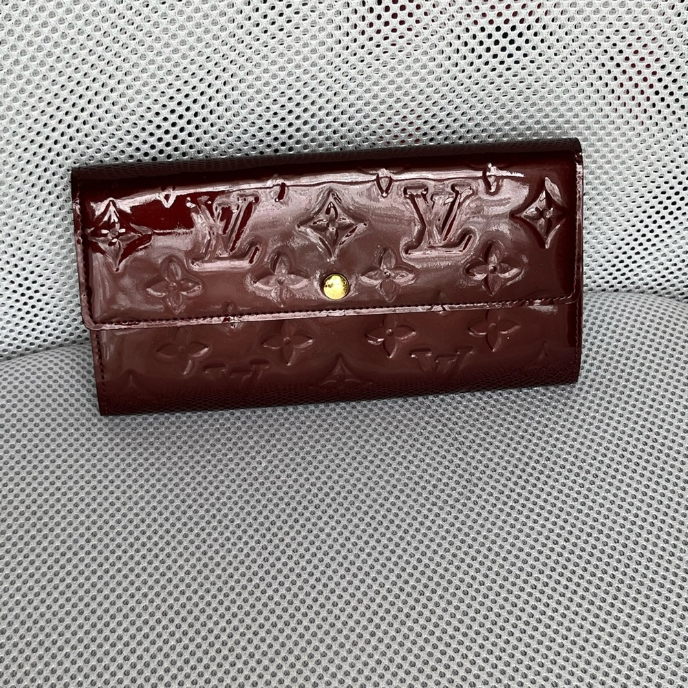 ❌Sold❌ LOUIS VUITTON BURGUNDY VERNIS PATENT LEATHER SARAH WALLET